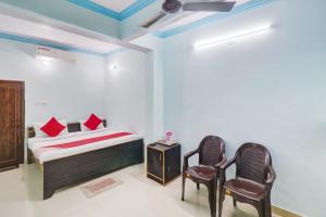 1 dormitorio con 1 cama y 2 sillas en OYO Hotel Shiv Kripa en Kānpur