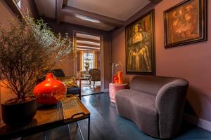 a living room with a couch and a vase on a table at De Ginkgo in het hart van Hoorn in Hoorn