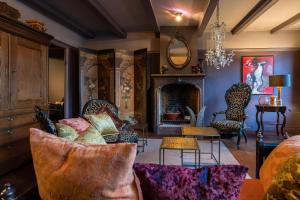 ein Wohnzimmer mit einem Sofa und einem Kamin in der Unterkunft De Ginkgo in het hart van Hoorn in Hoorn