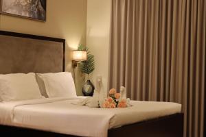 um quarto de hotel com uma cama com flores em Elite Downtown Residences - Paradise View em Dubai
