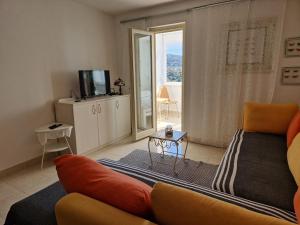 a living room with a couch and a tv at Studio apartman Altea in Stinica
