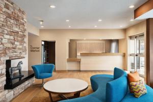 uma sala de estar com cadeiras azuis e uma mesa em Fairfield Inn by Marriott Deptford em Deptford