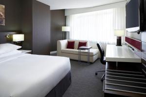 ein Hotelzimmer mit einem Bett, einem Stuhl und einem Schreibtisch in der Unterkunft Delta Hotels by Marriott Quebec in Québec