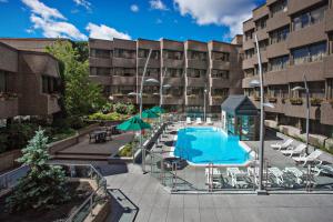 una imagen de la piscina en un hotel en Delta Hotels by Marriott Quebec, en Quebec