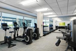 - une salle de sport avec tapis de course et machines elliptiques dans l'établissement Element Vaughan Southwest, à Vaughan