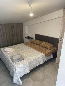 ein Schlafzimmer mit einem Bett in einem Zimmer in der Unterkunft Airport View Apartments in Artemida