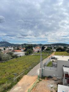 einen Blick auf ein Feld von einem Gebäude aus in der Unterkunft Airport View Apartments in Artemida