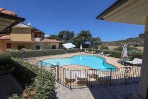 ein Schwimmbad in einem Hof neben einem Haus in der Unterkunft Swimming Pool and Relax Apartment in Castelsardo