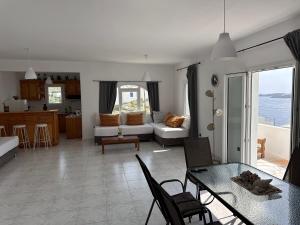 een woonkamer met een bank en een tafel bij Revel Mykonos 4 in Mykonos-stad