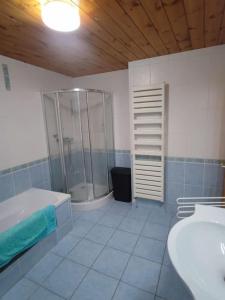 een badkamer met een douche, een toilet en een wastafel bij Maison individuelle 5 personnes in Villar-Saint-Pancrace