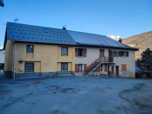 a large house with a metal roof on a lot at Maison individuelle 5 personnes in Villar-Saint-Pancrace