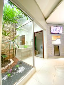Rodotel Vênus Prime في ريو فيرد: حمام مع نافذة زجاجية كبيرة ومرحاض