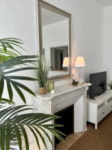 Televízia a/alebo spoločenská miestnosť v ubytovaní Grand appartement cosy lumineux