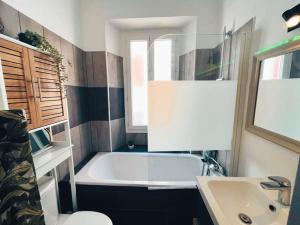 Ванная комната в Grand appartement cosy lumineux