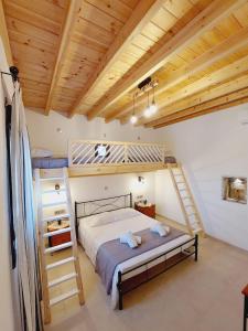 1 dormitorio con litera y escalera en Villa Natural View, en Moutsoúna