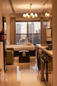 um quarto com uma cama e uma cozinha com uma janela em Elite Downtown Residences - Paradise View em Dubai
