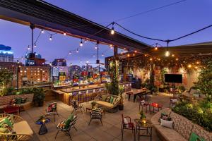ニューヨークにあるMoxy NYC East Villageの屋上パティオ(テーブル、椅子、照明付)