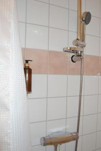 a shower in a bathroom with a shower curtain at Lilla Hotellet Bed & Breakfast i Alingsås in Alingsås