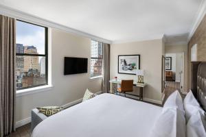 sypialnia z dużym łóżkiem i dużym oknem w obiekcie The Ritz-Carlton, Philadelphia w Filadelfii
