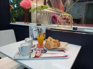een tafel met een dienblad met eten en drinken erop bij Motel Venus Pontevedra in Poio