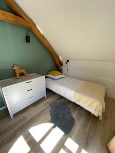ein Schlafzimmer mit einem Bett und einer Kommode in einem Zimmer in der Unterkunft La Grange du marais de Sailly-Bray in Noyelles-sur-Mer