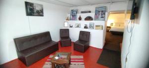 uma sala de estar com um sofá e duas cadeiras em APARMENT SAMANA HOUSE AREQUIPA em Arequipa