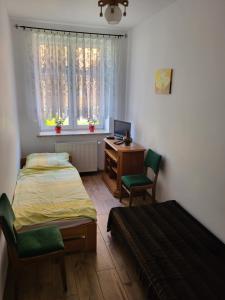 Postel nebo postele na pokoji v ubytování Kwatery pod wieżą