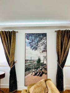 una sala de estar con una gran foto de un banco en King Suite, en Trafaria