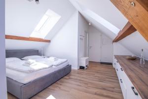 um quarto com uma cama e piso em madeira em Bled Lake Apartment House em Bled