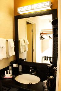 een badkamer met een wastafel en een grote spiegel bij Spark by Hilton Springfield Southwest in Springfield