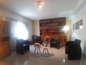 a living room with chairs and a table in a room at Casa Egea in San Rafael