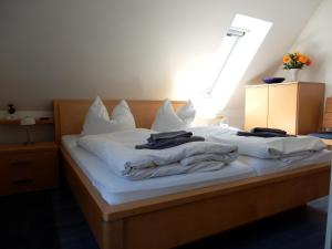 プレローにあるEichenpark 45のベッド(白いシーツ、枕付)