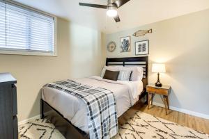 Säng eller sängar i ett rum på Lakefront Oklahoma Abode - Deck, Fire Pit and Grill
