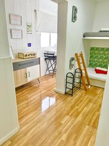 a living room with a wooden floor and a kitchen at Backpackers Las Eras in Santa Cruz de Tenerife