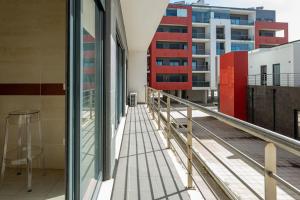 uma varanda de um edifício com uma mesa e cadeiras em Central Caldas w/ AC & Fast Net nas Caldas da Rainha