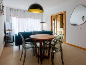 Uma área de estar em Central Caldas w/ AC & Fast Net