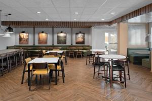 un restaurante con mesas y sillas y un bar en Fairfield Inn & Suites by Marriott Lake Geneva, en Lake Geneva