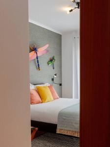 Uma cama ou camas num quarto em Central Caldas w/ AC & Fast Net