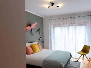 Uma cama ou camas num quarto em Central Caldas w/ AC & Fast Net