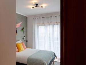 Uma cama ou camas num quarto em Central Caldas w/ AC & Fast Net