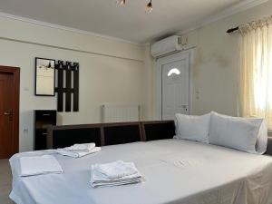 A bed or beds in a room at Archontia Apartment