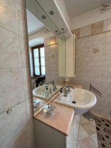 La salle de bains est pourvue de 2 lavabos et d'un grand miroir. dans l'établissement Villa Elisabetta, à Chiusi della Verna