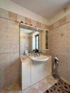 La salle de bains est pourvue d'un lavabo et d'un miroir. dans l'établissement Villa Elisabetta, à Chiusi della Verna