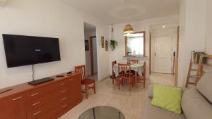 Telewizja i/lub zestaw kina domowego w obiekcie Bonito apartamento en Marina D'or [1ra línea de playa]