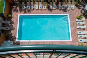 a swimming pool on top of a building at Marriott Savannah Riverfront in Savannah