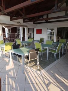 um grupo de mesas e cadeiras num pátio em Ingwe Manor Guesthouse em Margate