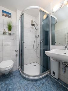 La salle de bains est pourvue d'une douche, d'un lavabo et de toilettes. dans l'établissement Ferienwohnung im Herzen vom Sylt, à Westerland