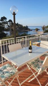 - une table blanche avec 2 verres et une bouteille de vin dans l'établissement Taormina Isola bella suite, à Taormine
