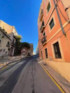 an empty street in an alley between two buildings at Duplex de encanto en Part Alta! in Tarragona