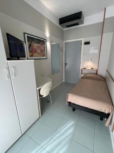 - une chambre à l'hôpital avec un lit et un bureau dans l'établissement Hotel Magic, à Riccione